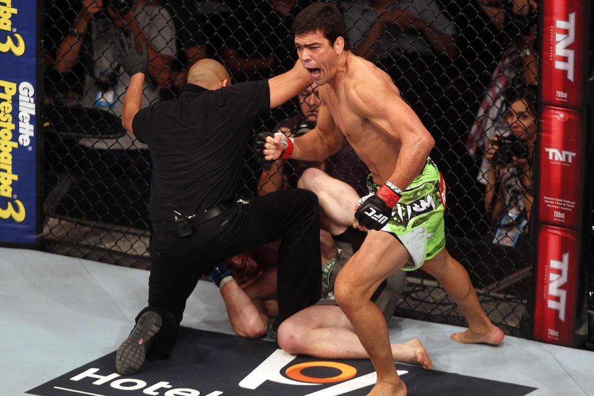 Imagens do UFC Fight Night 58, em Barueri - Lyoto Machida (bermuda verde) venceu CB Dollaway por nocaute tcnico aos 1m02s do primeiro round