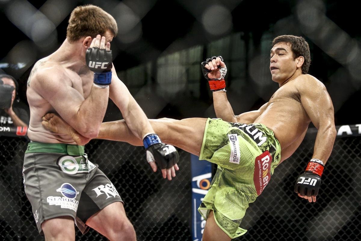 Imagens do UFC Fight Night 58, em Barueri - Lyoto Machida (bermuda verde) venceu CB Dollaway por nocaute tcnico aos 1m02s do primeiro round