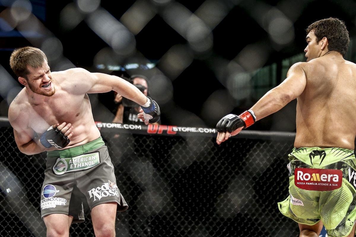 Imagens do UFC Fight Night 58, em Barueri - Lyoto Machida (bermuda verde) venceu CB Dollaway por nocaute tcnico aos 1m02s do primeiro round