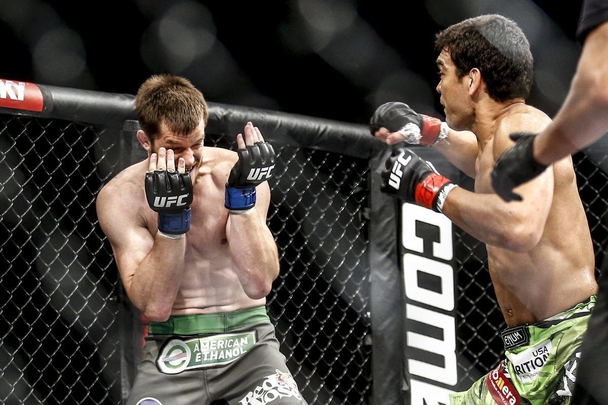 Imagens do UFC Fight Night 58, em Barueri - Lyoto Machida (bermuda verde) venceu CB Dollaway por nocaute tcnico aos 1m02s do primeiro round