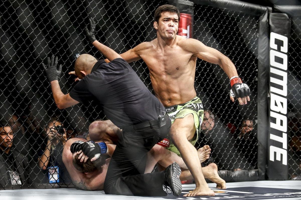 Imagens do UFC Fight Night 58, em Barueri - Lyoto Machida (bermuda verde) venceu CB Dollaway por nocaute tcnico aos 1m02s do primeiro round