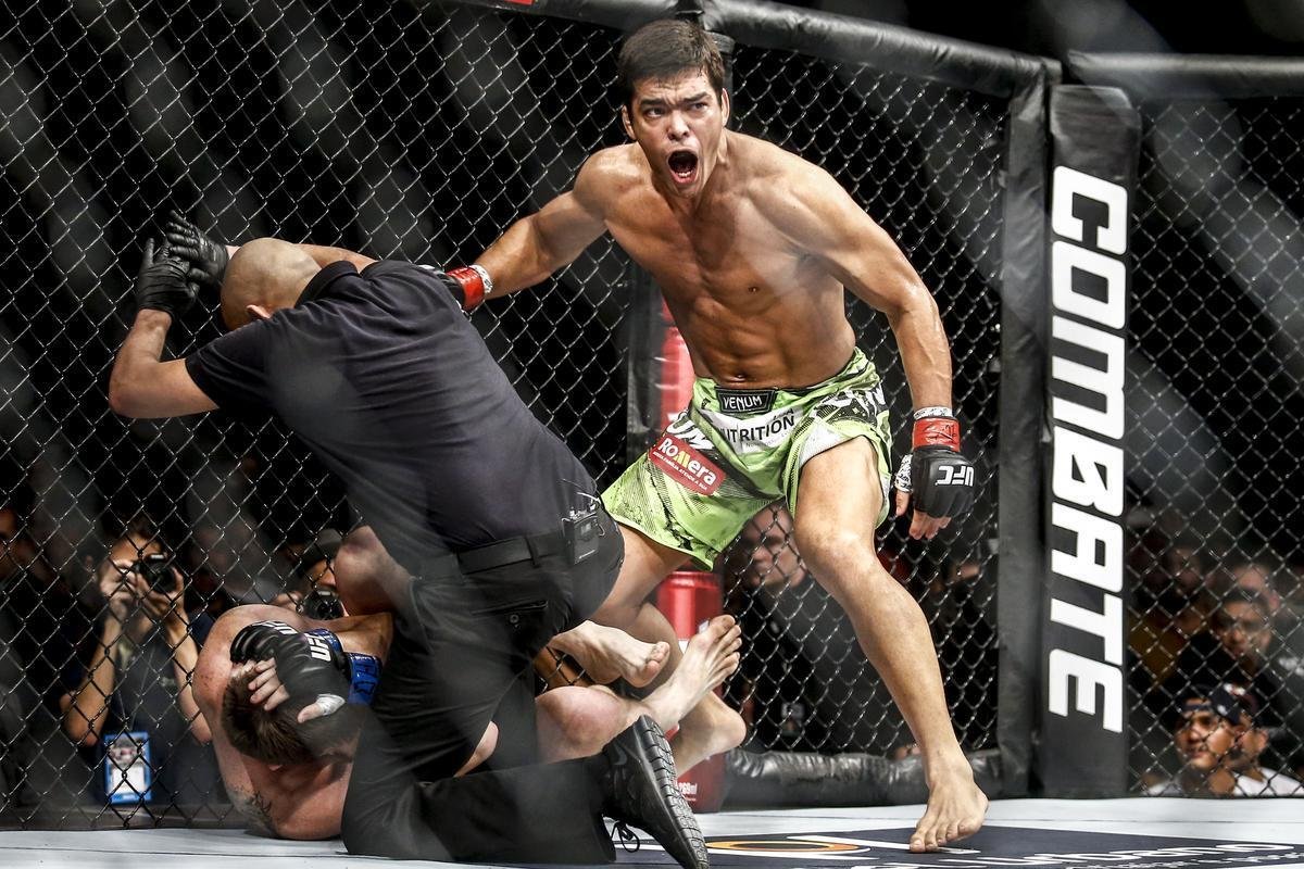 Imagens do UFC Fight Night 58, em Barueri - Lyoto Machida (bermuda verde) venceu CB Dollaway por nocaute tcnico aos 1m02s do primeiro round