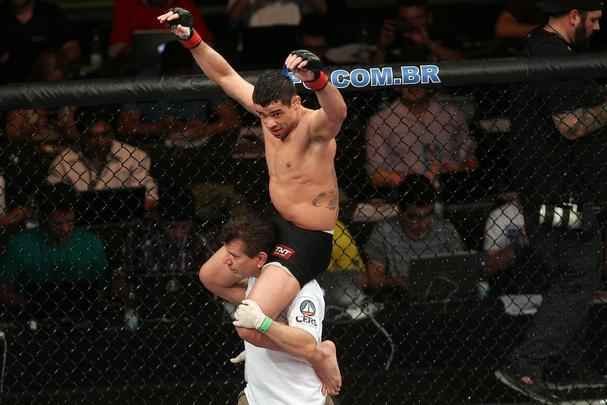 Veja imagens da grande luta entre Renan Barão e Mitch Gagnon