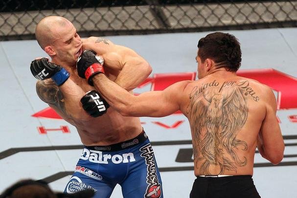 Veja imagens da grande luta entre Renan Barão e Mitch Gagnon