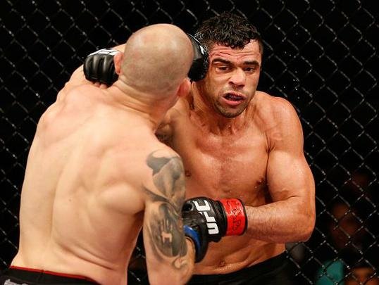 Veja imagens da grande luta entre Renan Barão e Mitch Gagnon