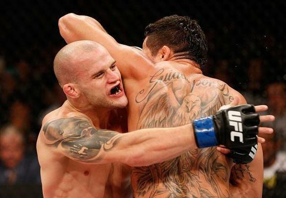 Veja imagens da grande luta entre Renan Barão e Mitch Gagnon