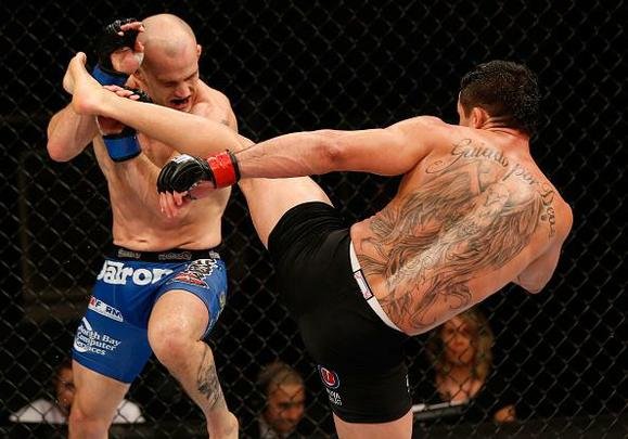 Veja imagens da grande luta entre Renan Barão e Mitch Gagnon