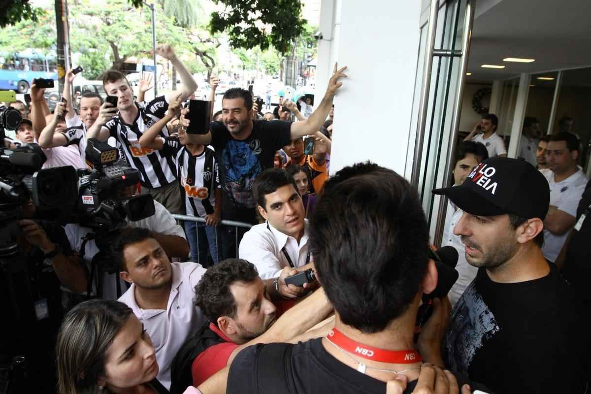 Lucas Pratto  o grande investimento do Atltico para a temporada e assinou por quatro anos 