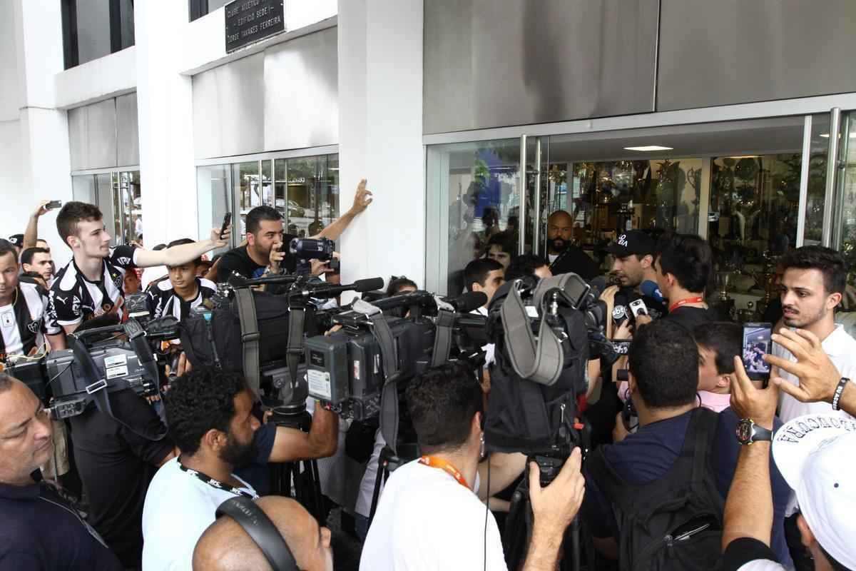 Lucas Pratto  o grande investimento do Atltico para a temporada e assinou por quatro anos 