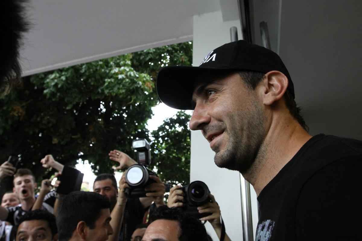 Lucas Pratto  o grande investimento do Atltico para a temporada e assinou por quatro anos 