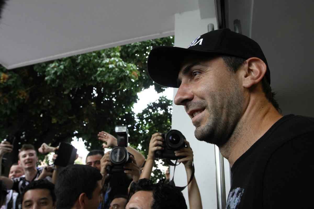 Lucas Pratto  o grande investimento do Atltico para a temporada e assinou por quatro anos 