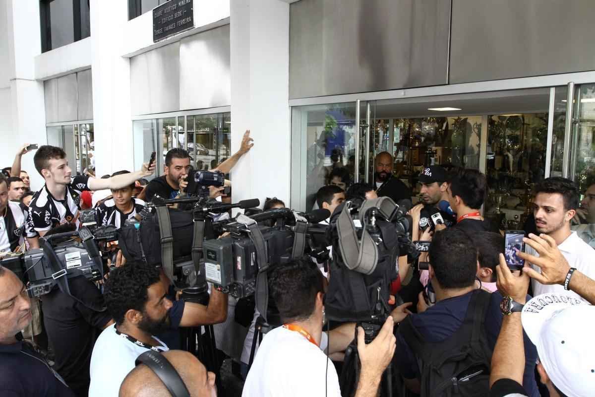 Lucas Pratto  o grande investimento do Atltico para a temporada e assinou por quatro anos 