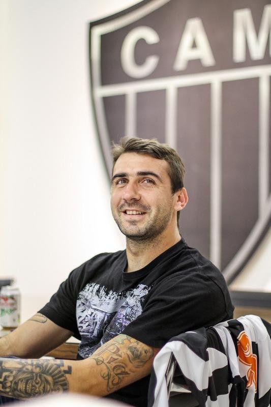 Lucas Pratto assinou contrato com o Atltico por quatro temporadas; ao seu lado, o presidente Daniel Nepomuceno lia o Superesportes