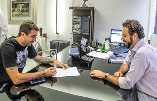 Lucas Pratto assinou contrato com o Atltico por quatro temporadas; ao seu lado, o presidente Daniel Nepomuceno lia o Superesportes