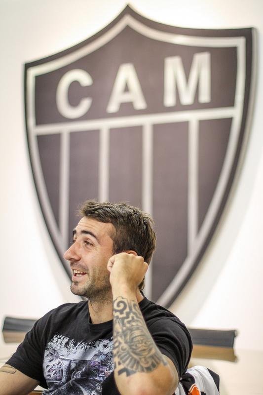 Lucas Pratto assinou contrato com o Atltico por quatro temporadas; ao seu lado, o presidente Daniel Nepomuceno lia o Superesportes