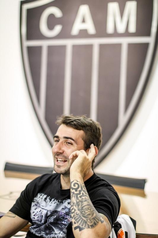 Lucas Pratto assinou contrato com o Atltico por quatro temporadas; ao seu lado, o presidente Daniel Nepomuceno lia o Superesportes