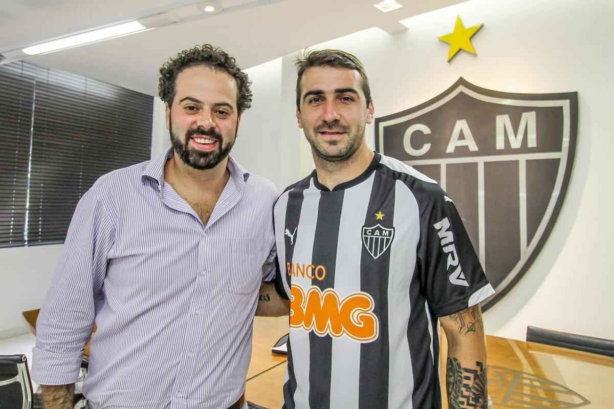 Lucas Pratto assinou contrato com o Atltico por quatro temporadas; ao seu lado, o presidente Daniel Nepomuceno lia o Superesportes