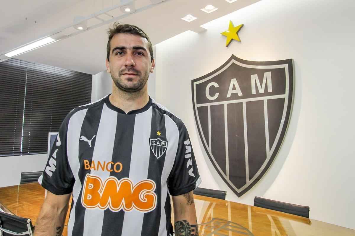 Lucas Pratto assinou contrato com o Atltico por quatro temporadas; ao seu lado, o presidente Daniel Nepomuceno lia o Superesportes