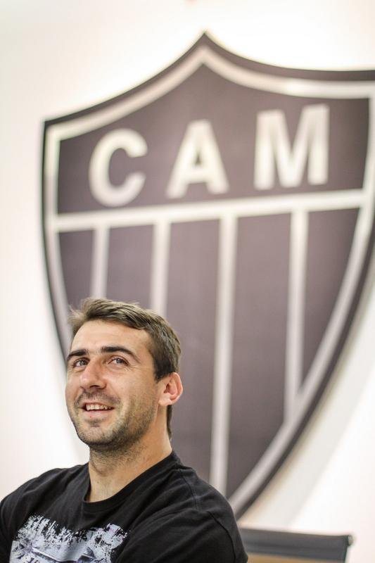 Lucas Pratto assinou contrato com o Atltico por quatro temporadas; ao seu lado, o presidente Daniel Nepomuceno lia o Superesportes