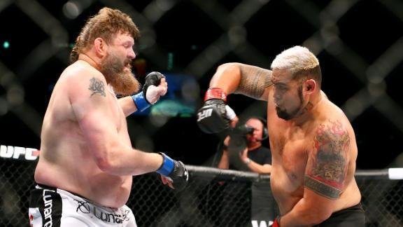 Em duelo de 'gordinhos', Mark Hunt imps a primeira derrota de Roy Nelson por nocaute no UFC, em evento no Japo, em setembro