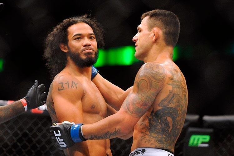 Brasileiro Rafael dos Anjos acertou uma linda joelhada voadora no ex-campeo dos leves Benson Henderson e venceu a luta principal do UFC em Oklahoma, em agosto, por nocaute 