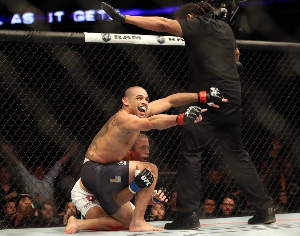 Em fevereiro, na disputa de cinturo dos galos, no UFC 169, Renan Baro castigou Urijah Faber no ground and pound e garantiu a vitria no incio do primeiro round