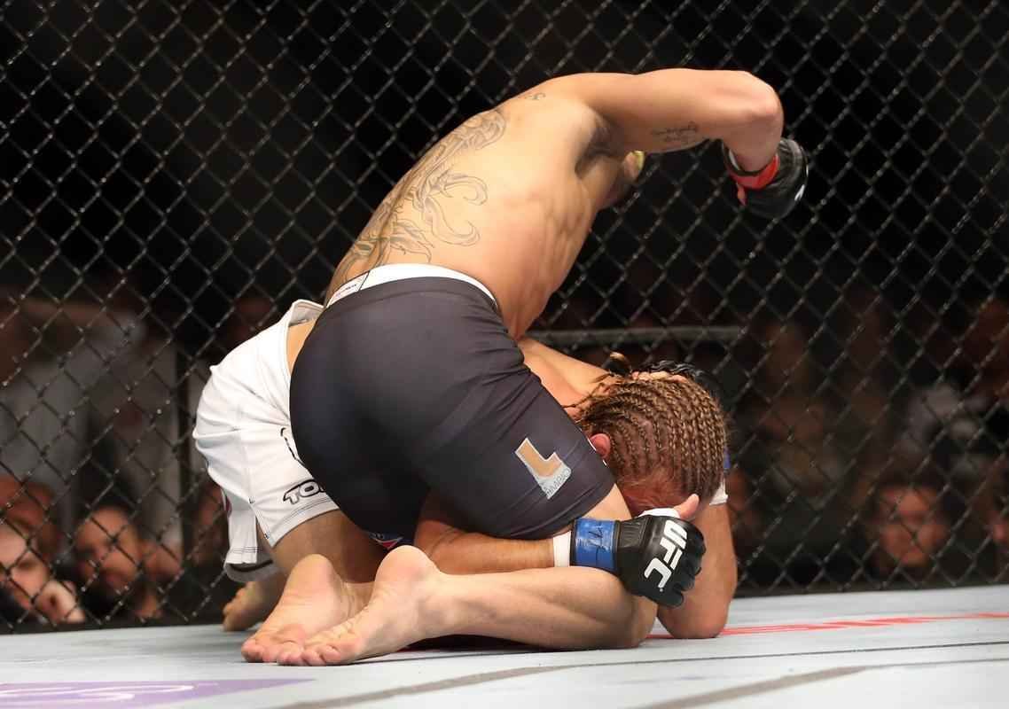 Em fevereiro, na disputa de cinturo dos galos, no UFC 169, Renan Baro castigou Urijah Faber no ground and pound e garantiu a vitria no incio do primeiro round