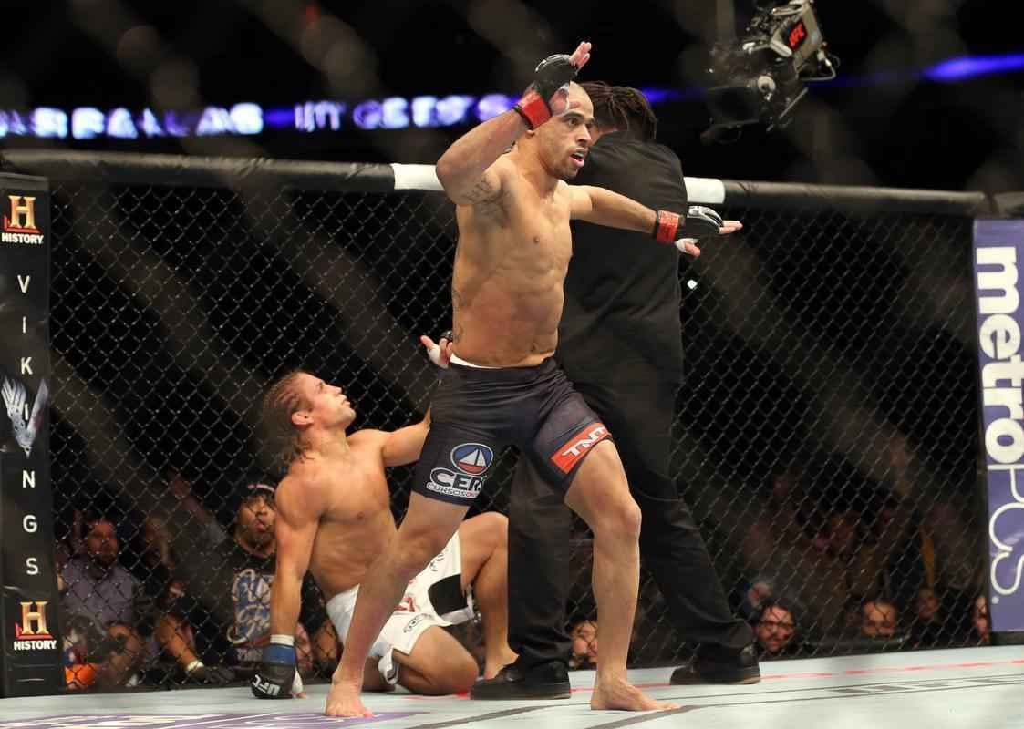 Em fevereiro, na disputa de cinturo dos galos, no UFC 169, Renan Baro castigou Urijah Faber no ground and pound e garantiu a vitria no incio do primeiro round
