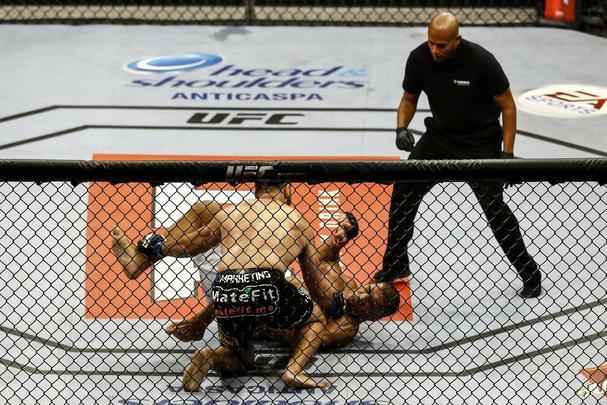 Andrei Arlovski derruba Antnio Pezo em 3min na luta principal do UFC em Braslia, em setembro