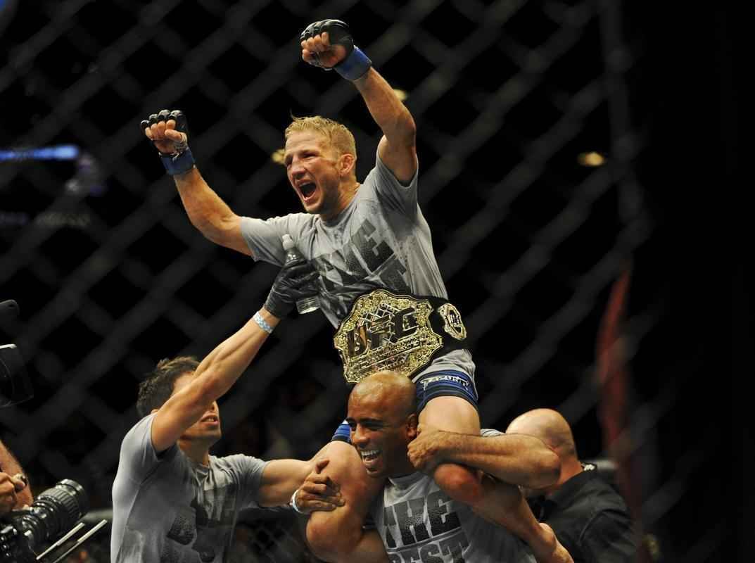 TJ Dillashaw surpreendeu, nocauteou Renan Baro no quinto round e conquistou o cinturo dos galos, no UFC 173, em maio