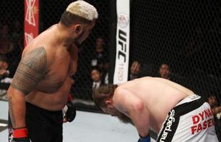 Em duelo de 'gordinhos', Mark Hunt imps a primeira derrota de Roy Nelson por nocaute no UFC, em evento no Japo, em setembro