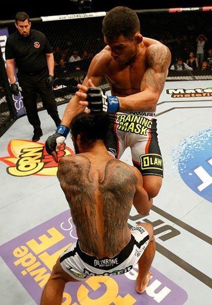 Brasileiro Rafael dos Anjos acertou uma linda joelhada voadora no ex-campeo dos leves Benson Henderson e venceu a luta principal do UFC em Oklahoma, em agosto, por nocaute 