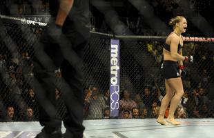 Campe imbatvel do peso galo feminino, Ronda Rousey liquidou Sara McMann em 1m06seg, no UFC 170, em fevereiro