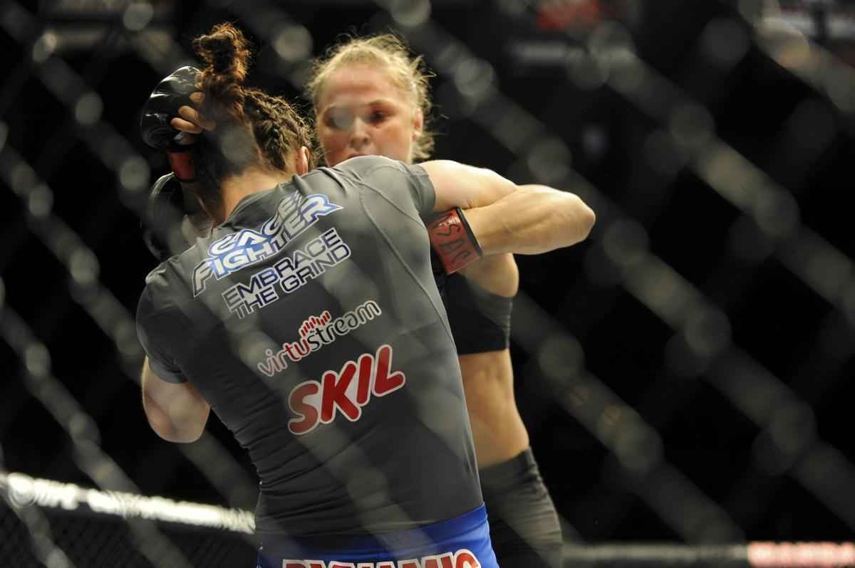 Campe imbatvel do peso galo feminino, Ronda Rousey liquidou Sara McMann em 1m06seg, no UFC 170, em fevereiro