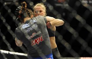 Campe imbatvel do peso galo feminino, Ronda Rousey liquidou Sara McMann em 1m06seg, no UFC 170, em fevereiro