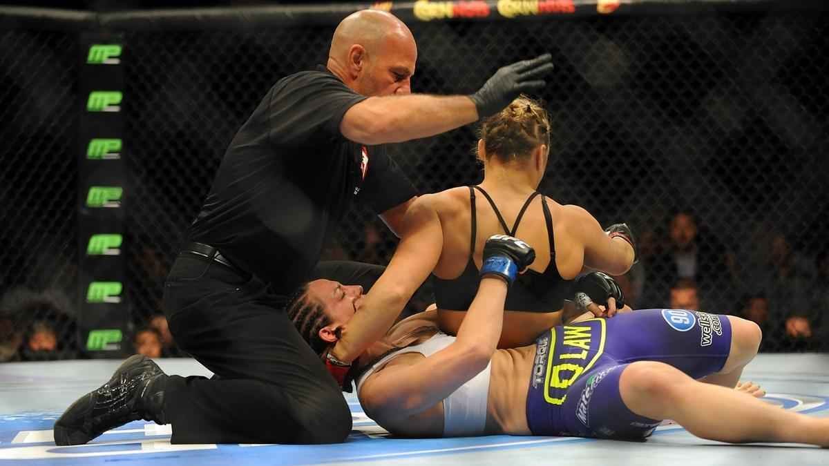 Ronda Rousey continuou arrasadora e nocauteou Alexis Davis em apenas 16 segundos, no UFC 175, em julho