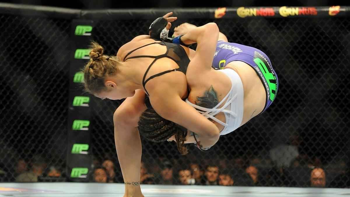 Ronda Rousey continuou arrasadora e nocauteou Alexis Davis em apenas 16 segundos, no UFC 175, em julho