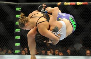 Ronda Rousey continuou arrasadora e nocauteou Alexis Davis em apenas 16 segundos, no UFC 175, em julho