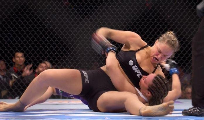 Ronda Rousey continuou arrasadora e nocauteou Alexis Davis em apenas 16 segundos, no UFC 175, em julho