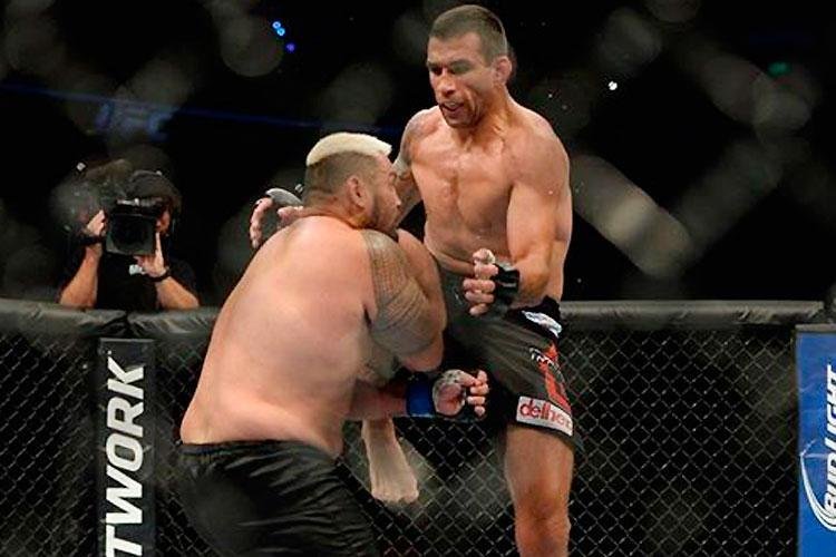 Em duelo no UFC 181, no Mxico, Fabricio Werdum aplicou uma uma forte joelhada no rosto de Mark Hunt e conquistou o cinturo interino dos pesados, em novembro