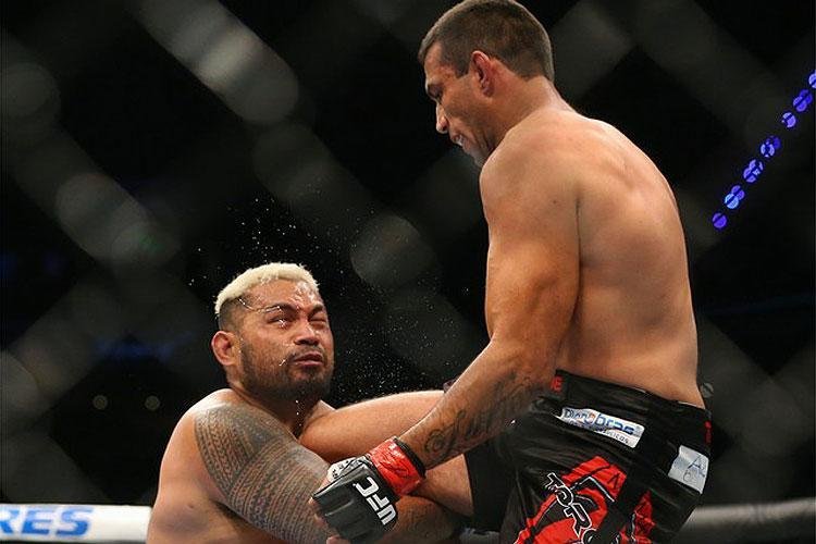 Em duelo no UFC 181, no Mxico, Fabricio Werdum aplicou uma uma forte joelhada no rosto de Mark Hunt e conquistou o cinturo interino dos pesados, em novembro
