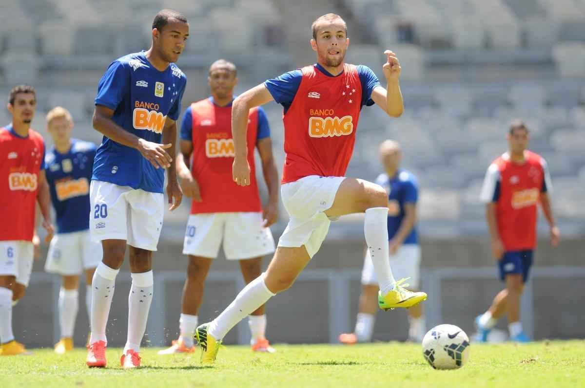 Atacante das categorias de base do Cruzeiro, Hugo Ragelli disputou apenas uma partida pelo time profissional em 2014. A participao durante jogo contra a Chapecoense foi suficiente para que ele marcasse o gol do empate por 1 a 1, na penltima rodada do Brasileiro.