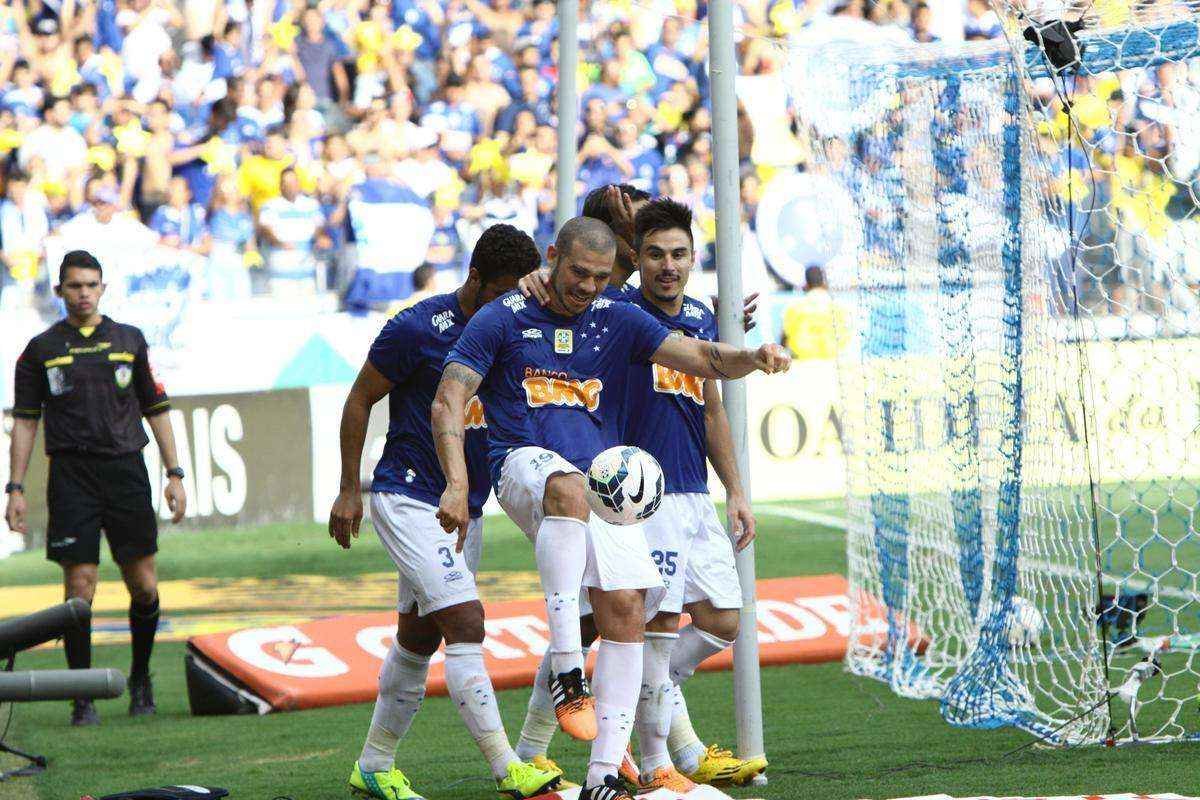 Por pouco, Nilton no deixou o Cruzeiro para defender a Inter de Milo em 2014. O volante seguiu na Toca da Raposa e disputou 44 jogos no ano, sendo 27 desde o incio. O camisa 19 recebeu cinco cartes amarelos e marcou trs gols.