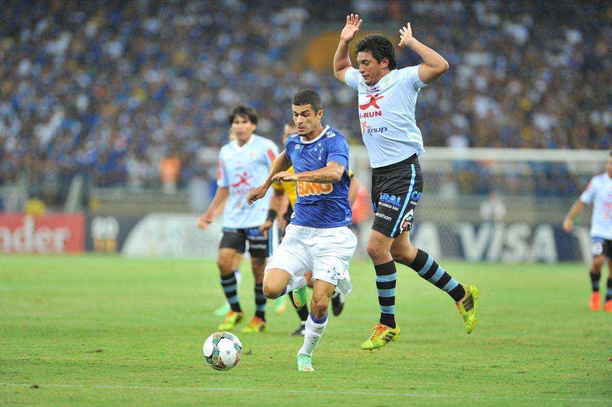 Lateral-esquerdo titular do Cruzeiro, Egdio esteve em campo 53 vezes em 2014. Ele recebeu oito cartes amarelos, alm de ter feito dois gols e ter dado sete assistncias.