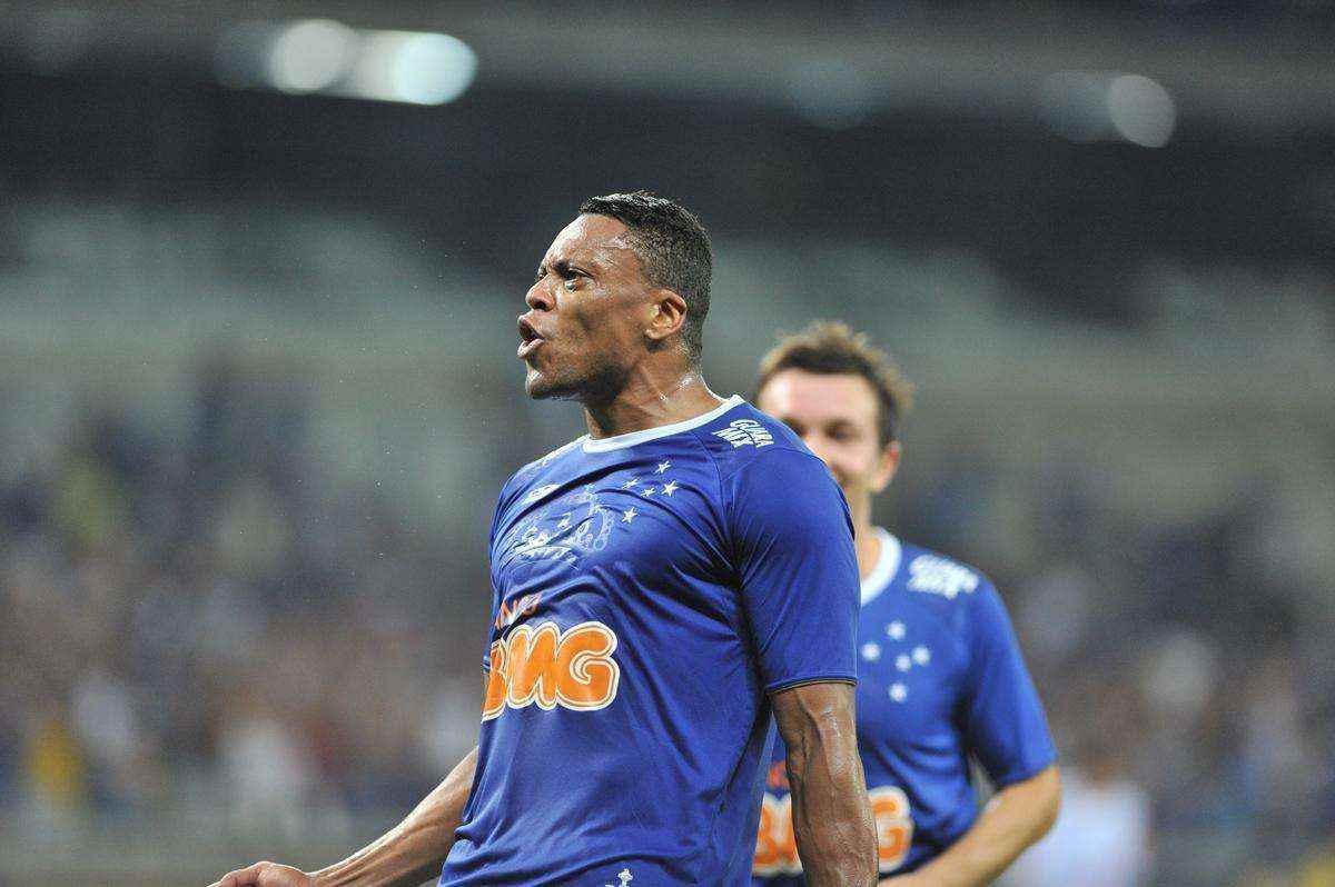 Responsvel por vestir a camisa 10 do Cruzeiro, Jlio Baptista disputou 42 jogos em 2014, sendo 25 como titular, marcou 12 gols e deu duas assistncias. Recebeu dois cartes amarelos.