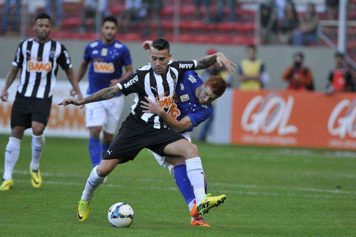 Souza disputou 16 jogos pelo Cruzeiro em 2014, antes de ser negociado com o Santos. O volante recebeu trs cartes amarelos, marcou um gol e deu uma assistncia.