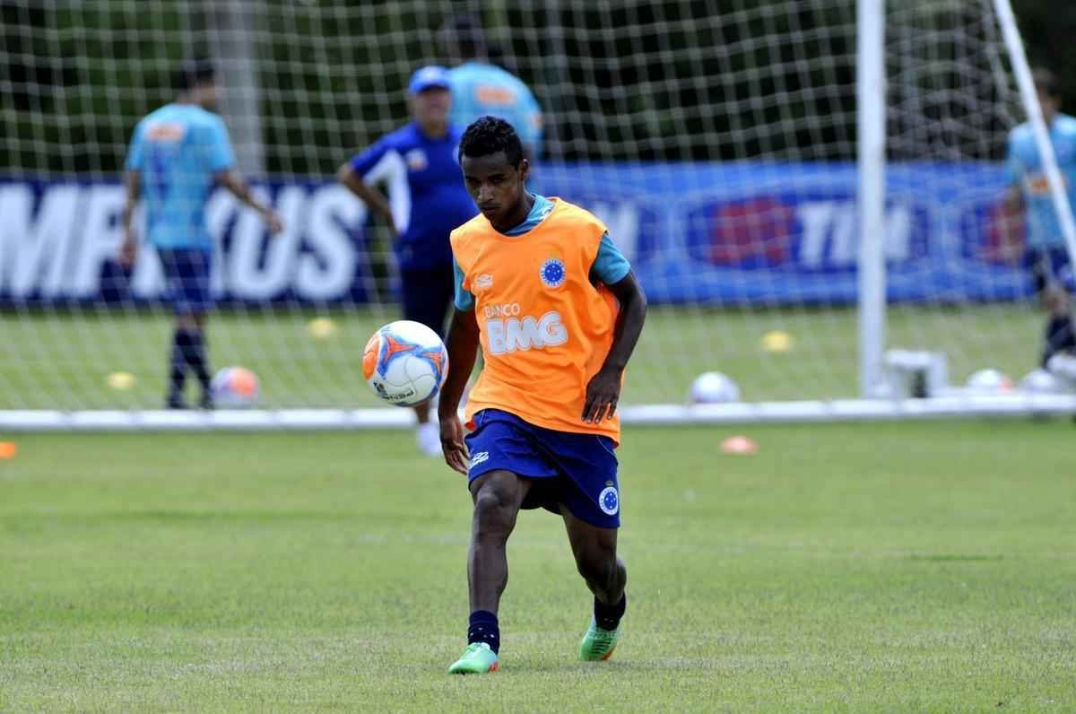 Elber encerrou a temporada 2014 como jogador do Coritiba. No entanto, ele disputou 11 jogos com a camisa celeste no ano, sendo quatro como titular, e deu trs assistncias. Depois de iniciar partida contra o Cerro Porteo, pela Copa Libertadores, e sofrer uma leso no olho, o meia-atacante perdeu espao na Toca da Raposa. 