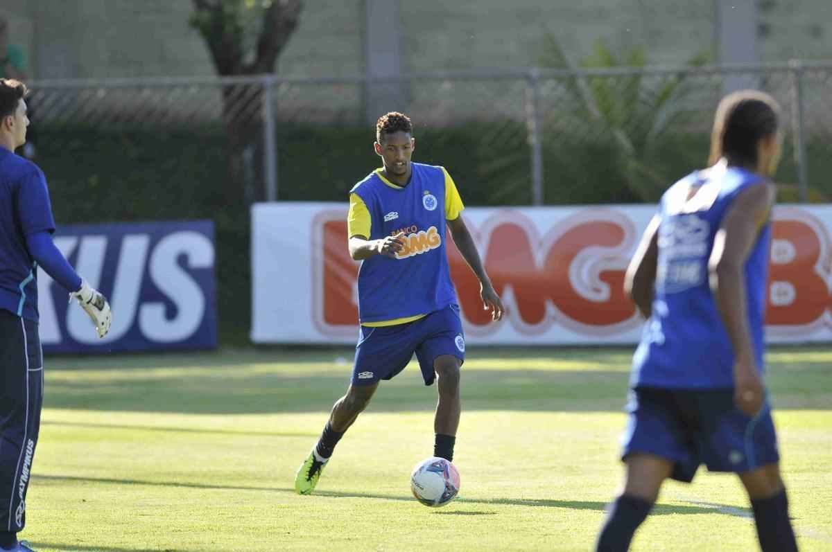 Negociado com o Sporting Braga, de Portugal, Wallace disputou sete jogos pelo Cruzeiro em 2014. O zagueiro recebeu dois cartes amarelos.