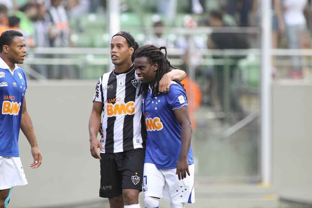 A temporada de Tinga foi marcada por insultos racistas de torcedores peruanos, em partida contra o Real Garcilaso, pela Copa Libertadores, e por fraturas na tbia e na fbula da perna direita, sofridas durante treinamento na Toca da Raposa II. Em 2014, o volante disputou 17 jogos, sendo oito como titular, e recebeu trs cartes amarelos. 