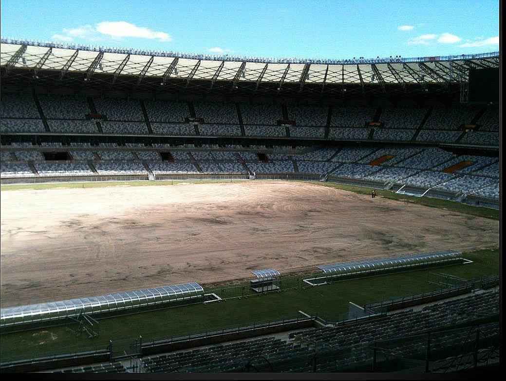 Segue a troca de gramado do Mineiro para a temporada de 2015 (Fotos de 26/12/2014)